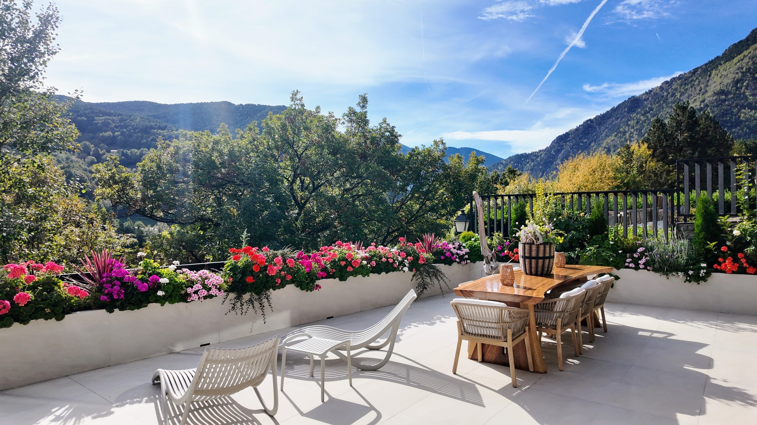 Instalaciones domóticas en andorra. Pirinhouse.com T.+376367246 ¿Vives en Andorra y quieres llevar tu vivienda al siguiente nivel de confort, comodidad y seguridad? La domótica es la solución perfecta para apartamentos y chalets que buscan eficiencia, ahorro y tecnología adaptada a la vida moderna. Instalar sistemas domóticos en tu hogar no solo mejora la calidad de vida, sino que también incrementa el valor de tu vivienda y te permite gestionar todos los aspectos de tu casa desde tu móvil o tablet. Ventajas de instalar domótica en tu apartamento o chalet en Andorra. Telèfon: +376 367 246 Ahorro energético real: Controla la calefacción, iluminación y electrodomésticos para optimizar consumos y reducir costes. Seguridad avanzada: Sistemas de alarmas inteligentes, cámaras de videovigilancia, sensores de movimiento y acceso remoto para máxima tranquilidad, estés donde estés. Comodidad total: Automatiza luces, persianas, climatización o riego del jardín según tus rutinas y preferencias. Gestión a distancia: Controla todas las funciones del hogar desde tu teléfono inteligente, incluso si te encuentras fuera de Andorra o en otro país. Valor añadido: Tu propiedad se revaloriza con una instalación domótica profesional, atractiva tanto para alquiler turístico como para venta futura. Servicios adaptados a cada cliente, podemos mostrarles chalet muestra con todos los avances en DOMÓTICA. Telèfon: +376 367 246 Ofrecemos asesoría y proyectos 100 % personalizados, adaptados a las necesidades y estilo de vida de cada cliente en Andorra. Desde domótica básica para controlar la iluminación o la climatización hasta proyectos integrales para viviendas de lujo, gestionamos todo el proceso: estudio previo, proyecto, instalación, puesta en marcha y soporte postventa. ¿Por qué contratar a profesionales especialistas en domótica en Andorra? Telèfon: +376 367 246 Amplia experiencia en instalaciones domóticas para climas de alta montaña y tipologías de viviendas propias del Principado. Equipos certificados y con marcas líderes en el sector. Soporte local cercano y mantenimiento adaptado a clientes extranjeros. Contacta y descubre una nueva forma de vivir en Andorra. Telèfon: +376 367 246 Solicita ya tu estudio gratuito y sin compromiso. Descubre las posibilidades de convertir tu apartamento o chalet en una vivienda inteligente, eficiente y cómoda. Llama hoy o rellena nuestro formulario, y empieza a disfrutar de todas las ventajas de la domótica en Andorra. Vive tu hogar con tecnología, seguridad y confort prémium. 