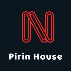 La domòtica és el conjunt de tecnologies que permeten automatitzar i controlar intel·ligentment diferents sistemes d’una llar, com la il·luminació, la climatització, les persianes, els electrodomèstics, la seguretat o els accessos, tot des d’un sol panell, aplicació mòbil o mitjançant control per veu. A Andorra, la domòtica es pot aplicar per: Optimitzar el consum energètic: gestió automàtica de la calefacció, la llum i persianes per maximitzar l’estalvi. Millorar la seguretat: càmeres, sensors de presència i alarmes amb avisos al mòbil, ideals per a primera i segona residència. Aportar confort i personalització: creació d’escenes (ambient, llum, música, temperatura) segons l’hora o el dia, adaptant la casa automàticament. Control centralitzat i remot: un únic sistema per controlar-ho tot, tant si ets a casa com a distància. Adaptar la llar a persones grans o amb mobilitat reduïda, millorant accessibilitat i autonomia. Gràcies al nivell de serveis i empreses especialitzades a Andorra, la domòtica es pot integrar tant en habitatges nous com en reformes, a mida de cada família o propietari, i fent servir les últimes tecnologies per aconseguir una llar més eficient, còmoda i segura. Les aplicacions domòtiques a la llar cobreixen diversos àmbits i aporten múltiples avantatges: Gestió energètica: optimització i estalvi del consum elèctric, controlant automàticament la il·luminació, la calefacció, l’aire condicionat o la producció d’aigua calenta. Confort: programació i automatització de llums, persianes, tendals, climatització i obertura de portes o finestres segons l’hora o la presència, creant escenes personalitzades. Seguretat: vigilància mitjançant càmeres, alarmes, sensors de presència, detecció de fuites d’aigua o gas, i simulació de presència per evitar robatoris. Comunicació i control remot: control de tots els sistemes de la casa des del mòbil, tauleta o per veu, fins i tot des de fora de casa. Accessibilitat i adaptació: ajudes per a persones amb mobilitat reduïda, automatitzant tasques rutinàries per millorar la seva autonomia i qualitat de vida. En resum, la domòtica permet convertir la casa en un espai més eficient, còmode, segur i adaptat a les necessitats de cada usuari. La domòtica ofereix importants avantatges energètics a la llar. La gestió i monitoratge intel·ligent del consum permet optimitzar l’ús d’electricitat, calefacció, aire condicionat i aigua calenta, reduint el malbaratament d’energia i fomentant l’estalvi en la factura. Amb sistemes automàtics, es pot controlar la il·luminació en funció de la llum natural o la presència de persones, regular la temperatura segons l’hora del dia o la meteorologia, i gestionar equips o electrodomèstics per aprofitar les tarifes més econòmiques. Aquesta tecnologia afavoreix l’ús eficient dels recursos i integra fàcilment energies renovables com plaques solars a la vivenda. Implantar domòtica pot suposar estalvis d’entre el 10% i el 25% del consum energètic anual, a més de contribuir a la reducció d’emissions de CO₂ i fer la llar més sostenible i confortable.