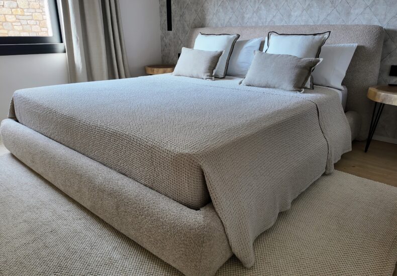 PIRINHOUSE ANDORRA: Tapicería y diseño de interiores prémium. En PIRINHOUSE ANDORRA elevamos sus espacios a la categoría de lujo y funcionalidad. Ofrecemos servicios profesionales de tapicería y proyectos de interiorismo prémium, transformando su hogar, oficina o local comercial con la más alta calidad y una visión de diseño distintiva. Contacto: Teléfono: +376 367 246 Email: pirinhouse@pirinhouse.com Web: https://pirinhouse.com/ 1. Tapicería y confección textil a medida: Distinción con la Firma de Denize Ponemos a su disposición servicios de tapicería de alta costura, tanto para interiores como para exteriores, dirigidos por la diseñadora de interiores Denize. Su visión estética aporta distinción y sofisticación a cada espacio. Nuestros servicios de tapicería: Renovación y Fabricación a Medida: Llevamos a cabo trabajos personalizados en sofás, sillas, sillones, colchas, colchonetas, cojines y cabeceros de cama. Utilizamos materiales de alta calidad y técnicas especializadas para garantizar gran durabilidad y acabados impecables en cada pieza, siempre bajo la dirección creativa de Denize. Textiles Exclusivos a Medida: Diseñamos y confeccionamos cortinas, estores, cojines y complementos textiles. Nuestro equipo le asesora en la elección de tejidos, colores y estampados para crear ambientes únicos y acogedores que reflejen su personalidad. Nos encargamos de la medición, la confección artesanal y la instalación final. Acabados prémium y duraderos: Gracias a la experiencia de nuestro equipo y a la visión estética de Denize, logramos acabados lujosos y funcionales que transforman el aspecto de su hogar, terraza o jardín. Seguridad garantizada: Trabajamos exclusivamente con los mejores textiles hidrófugos e ignífugos, cuidadosamente seleccionados por Denize. Estos materiales cumplen con las más exigentes normativas europeas de seguridad. 2. Proyectos de Interiorismo Personalizados y Funcionales Transformamos viviendas y locales con proyectos de interiorismo que combinan funcionalidad y un estilo inconfundible. El proceso de diseño: Análisis y Concepto: Analizamos sus necesidades, gustos y la distribución del espacio para diseñar ambientes equilibrados, prácticos y estéticamente atractivos. Gestión Integral: Nos encargamos de cada fase del proyecto con profesionalidad: desde la elección de suelos, paredes, mobiliario, iluminación y detalles decorativos, hasta los acabados finales. Visualización: Le proporcionamos planos, “renders” y muestras para que pueda visualizar el resultado de su hogar o negocio antes de la ejecución. Resultado Único: Nuestro equipo de interioristas se inspira en las últimas tendencias, pero siempre respeta su visión, garantizando un resultado final, elegante, armonioso y totalmente funcional, que refleje su esencia y necesidades diarias. 3. Las marcas que marcan la diferencia: La selección de Denize En nuestro catálogo encontrará una selección de los mejores proveedores de textiles del mundo, elegidos por Denize para sus proyectos prémium: Marca Especialidad Distinción Camengo (Grupo Casamance) Telas para cortinas y tapizados Colecciones modernas, creativas y originales, ideales para transformar salones y dormitorios. Ejemplos: colecciones Hortense, Guatemala y Managua. Casamance Tapicerías, papeles pintados y accesorios Referente en diseño con colecciones inspiradoras que marcan tendencia, creando espacios auténticos y de sofisticada elegancia. Armura Tejidos para tapicería e ignífugos Amplia selección de linos, algodones y materiales técnicos (Trevira, Poliéster FR), ideales para proyectos exigentes y cosmopolitas. Christian Fischbacher 1819 Confección exquisita, mantas y colchas Marca suiza con más de dos siglos de historia, conocida por su pasión por la calidad y la distinción en estilos modernos y clásicos. Aldeco Telas, cortinas y papeles pintados Colecciones inspiradas en tendencias internacionales y patrimonio cultural, convirtiendo sueños en elegantes realidades. AB Tapicería Materiales de Relleno (Espuma, Floca, Guata) Proveedor de confianza para materiales de relleno de alta calidad, diseñados a medida, esenciales para la durabilidad y comodidad de cada pieza. ¿Quiere renovar su hogar o negocio con cortinas a medida y un proyecto de decoración único? Contáctenos en PIRINHOUSE ANDORRA y déjenos ayudarle a crear el espacio elegante y funcional que siempre ha deseado. La excelencia en tapicería y el diseño prémium le esperan.