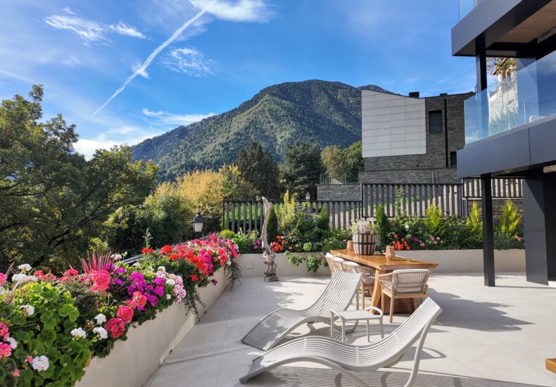 Instalaciones domóticas en andorra. Pirinhouse.com T.+376367246 ¿Vives en Andorra y quieres llevar tu vivienda al siguiente nivel de confort, comodidad y seguridad? La domótica es la solución perfecta para apartamentos y chalets que buscan eficiencia, ahorro y tecnología adaptada a la vida moderna. Instalar sistemas domóticos en tu hogar no solo mejora la calidad de vida, sino que también incrementa el valor de tu vivienda y te permite gestionar todos los aspectos de tu casa desde tu móvil o tablet. Ventajas de instalar domótica en tu apartamento o chalet en Andorra. Telèfon: +376 367 246 Ahorro energético real: Controla la calefacción, iluminación y electrodomésticos para optimizar consumos y reducir costes. Seguridad avanzada: Sistemas de alarmas inteligentes, cámaras de videovigilancia, sensores de movimiento y acceso remoto para máxima tranquilidad, estés donde estés. Comodidad total: Automatiza luces, persianas, climatización o riego del jardín según tus rutinas y preferencias. Gestión a distancia: Controla todas las funciones del hogar desde tu teléfono inteligente, incluso si te encuentras fuera de Andorra o en otro país. Valor añadido: Tu propiedad se revaloriza con una instalación domótica profesional, atractiva tanto para alquiler turístico como para venta futura. Servicios adaptados a cada cliente, podemos mostrarles chalet muestra con todos los avances en DOMÓTICA. Telèfon: +376 367 246 Ofrecemos asesoría y proyectos 100 % personalizados, adaptados a las necesidades y estilo de vida de cada cliente en Andorra. Desde domótica básica para controlar la iluminación o la climatización hasta proyectos integrales para viviendas de lujo, gestionamos todo el proceso: estudio previo, proyecto, instalación, puesta en marcha y soporte postventa. ¿Por qué contratar a profesionales especialistas en domótica en Andorra? Telèfon: +376 367 246 Amplia experiencia en instalaciones domóticas para climas de alta montaña y tipologías de viviendas propias del Principado. Equipos certificados y con marcas líderes en el sector. Soporte local cercano y mantenimiento adaptado a clientes extranjeros. Contacta y descubre una nueva forma de vivir en Andorra. Telèfon: +376 367 246 Solicita ya tu estudio gratuito y sin compromiso. Descubre las posibilidades de convertir tu apartamento o chalet en una vivienda inteligente, eficiente y cómoda. Llama hoy o rellena nuestro formulario, y empieza a disfrutar de todas las ventajas de la domótica en Andorra. Vive tu hogar con tecnología, seguridad y confort prémium.