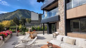 Instalaciones domóticas en andorra. Pirinhouse.com T.+376367246 ¿Vives en Andorra y quieres llevar tu vivienda al siguiente nivel de confort, comodidad y seguridad? La domótica es la solución perfecta para apartamentos y chalets que buscan eficiencia, ahorro y tecnología adaptada a la vida moderna. Instalar sistemas domóticos en tu hogar no solo mejora la calidad de vida, sino que también incrementa el valor de tu vivienda y te permite gestionar todos los aspectos de tu casa desde tu móvil o tablet. Ventajas de instalar domótica en tu apartamento o chalet en Andorra. Telèfon: +376 367 246 Ahorro energético real: Controla la calefacción, iluminación y electrodomésticos para optimizar consumos y reducir costes. Seguridad avanzada: Sistemas de alarmas inteligentes, cámaras de videovigilancia, sensores de movimiento y acceso remoto para máxima tranquilidad, estés donde estés. Comodidad total: Automatiza luces, persianas, climatización o riego del jardín según tus rutinas y preferencias. Gestión a distancia: Controla todas las funciones del hogar desde tu teléfono inteligente, incluso si te encuentras fuera de Andorra o en otro país. Valor añadido: Tu propiedad se revaloriza con una instalación domótica profesional, atractiva tanto para alquiler turístico como para venta futura. Servicios adaptados a cada cliente, podemos mostrarles chalet muestra con todos los avances en DOMÓTICA. Telèfon: +376 367 246 Ofrecemos asesoría y proyectos 100 % personalizados, adaptados a las necesidades y estilo de vida de cada cliente en Andorra. Desde domótica básica para controlar la iluminación o la climatización hasta proyectos integrales para viviendas de lujo, gestionamos todo el proceso: estudio previo, proyecto, instalación, puesta en marcha y soporte postventa. ¿Por qué contratar a profesionales especialistas en domótica en Andorra? Telèfon: +376 367 246 Amplia experiencia en instalaciones domóticas para climas de alta montaña y tipologías de viviendas propias del Principado. Equipos certificados y con marcas líderes en el sector. Soporte local cercano y mantenimiento adaptado a clientes extranjeros. Contacta y descubre una nueva forma de vivir en Andorra. Telèfon: +376 367 246 Solicita ya tu estudio gratuito y sin compromiso. Descubre las posibilidades de convertir tu apartamento o chalet en una vivienda inteligente, eficiente y cómoda. Llama hoy o rellena nuestro formulario, y empieza a disfrutar de todas las ventajas de la domótica en Andorra. Vive tu hogar con tecnología, seguridad y confort prémium.