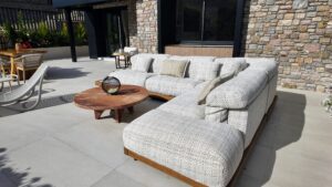 Instalaciones domóticas en andorra. Pirinhouse.com T.+376367246 ¿Vives en Andorra y quieres llevar tu vivienda al siguiente nivel de confort, comodidad y seguridad? La domótica es la solución perfecta para apartamentos y chalets que buscan eficiencia, ahorro y tecnología adaptada a la vida moderna. Instalar sistemas domóticos en tu hogar no solo mejora la calidad de vida, sino que también incrementa el valor de tu vivienda y te permite gestionar todos los aspectos de tu casa desde tu móvil o tablet. Ventajas de instalar domótica en tu apartamento o chalet en Andorra. Telèfon: +376 367 246 Ahorro energético real: Controla la calefacción, iluminación y electrodomésticos para optimizar consumos y reducir costes. Seguridad avanzada: Sistemas de alarmas inteligentes, cámaras de videovigilancia, sensores de movimiento y acceso remoto para máxima tranquilidad, estés donde estés. Comodidad total: Automatiza luces, persianas, climatización o riego del jardín según tus rutinas y preferencias. Gestión a distancia: Controla todas las funciones del hogar desde tu teléfono inteligente, incluso si te encuentras fuera de Andorra o en otro país. Valor añadido: Tu propiedad se revaloriza con una instalación domótica profesional, atractiva tanto para alquiler turístico como para venta futura. Servicios adaptados a cada cliente, podemos mostrarles chalet muestra con todos los avances en DOMÓTICA. Telèfon: +376 367 246 Ofrecemos asesoría y proyectos 100 % personalizados, adaptados a las necesidades y estilo de vida de cada cliente en Andorra. Desde domótica básica para controlar la iluminación o la climatización hasta proyectos integrales para viviendas de lujo, gestionamos todo el proceso: estudio previo, proyecto, instalación, puesta en marcha y soporte postventa. ¿Por qué contratar a profesionales especialistas en domótica en Andorra? Telèfon: +376 367 246 Amplia experiencia en instalaciones domóticas para climas de alta montaña y tipologías de viviendas propias del Principado. Equipos certificados y con marcas líderes en el sector. Soporte local cercano y mantenimiento adaptado a clientes extranjeros. Contacta y descubre una nueva forma de vivir en Andorra. Telèfon: +376 367 246 Solicita ya tu estudio gratuito y sin compromiso. Descubre las posibilidades de convertir tu apartamento o chalet en una vivienda inteligente, eficiente y cómoda. Llama hoy o rellena nuestro formulario, y empieza a disfrutar de todas las ventajas de la domótica en Andorra. Vive tu hogar con tecnología, seguridad y confort prémium.