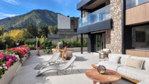 Instalaciones domóticas en andorra. Pirinhouse.com T.+376367246 ¿Vives en Andorra y quieres llevar tu vivienda al siguiente nivel de confort, comodidad y seguridad? La domótica es la solución perfecta para apartamentos y chalets que buscan eficiencia, ahorro y tecnología adaptada a la vida moderna. Instalar sistemas domóticos en tu hogar no solo mejora la calidad de vida, sino que también incrementa el valor de tu vivienda y te permite gestionar todos los aspectos de tu casa desde tu móvil o tablet. Ventajas de instalar domótica en tu apartamento o chalet en Andorra. Telèfon: +376 367 246 Ahorro energético real: Controla la calefacción, iluminación y electrodomésticos para optimizar consumos y reducir costes. Seguridad avanzada: Sistemas de alarmas inteligentes, cámaras de videovigilancia, sensores de movimiento y acceso remoto para máxima tranquilidad, estés donde estés. Comodidad total: Automatiza luces, persianas, climatización o riego del jardín según tus rutinas y preferencias. Gestión a distancia: Controla todas las funciones del hogar desde tu teléfono inteligente, incluso si te encuentras fuera de Andorra o en otro país. Valor añadido: Tu propiedad se revaloriza con una instalación domótica profesional, atractiva tanto para alquiler turístico como para venta futura. Servicios adaptados a cada cliente, podemos mostrarles chalet muestra con todos los avances en DOMÓTICA. Telèfon: +376 367 246 Ofrecemos asesoría y proyectos 100 % personalizados, adaptados a las necesidades y estilo de vida de cada cliente en Andorra. Desde domótica básica para controlar la iluminación o la climatización hasta proyectos integrales para viviendas de lujo, gestionamos todo el proceso: estudio previo, proyecto, instalación, puesta en marcha y soporte postventa. ¿Por qué contratar a profesionales especialistas en domótica en Andorra? Telèfon: +376 367 246 Amplia experiencia en instalaciones domóticas para climas de alta montaña y tipologías de viviendas propias del Principado. Equipos certificados y con marcas líderes en el sector. Soporte local cercano y mantenimiento adaptado a clientes extranjeros. Contacta y descubre una nueva forma de vivir en Andorra. Telèfon: +376 367 246 Solicita ya tu estudio gratuito y sin compromiso. Descubre las posibilidades de convertir tu apartamento o chalet en una vivienda inteligente, eficiente y cómoda. Llama hoy o rellena nuestro formulario, y empieza a disfrutar de todas las ventajas de la domótica en Andorra. Vive tu hogar con tecnología, seguridad y confort prémium.