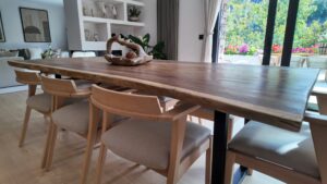 Instalaciones domóticas en andorra. Pirinhouse.com T.+376367246 ¿Vives en Andorra y quieres llevar tu vivienda al siguiente nivel de confort, comodidad y seguridad? La domótica es la solución perfecta para apartamentos y chalets que buscan eficiencia, ahorro y tecnología adaptada a la vida moderna. Instalar sistemas domóticos en tu hogar no solo mejora la calidad de vida, sino que también incrementa el valor de tu vivienda y te permite gestionar todos los aspectos de tu casa desde tu móvil o tablet. Ventajas de instalar domótica en tu apartamento o chalet en Andorra. Telèfon: +376 367 246 Ahorro energético real: Controla la calefacción, iluminación y electrodomésticos para optimizar consumos y reducir costes. Seguridad avanzada: Sistemas de alarmas inteligentes, cámaras de videovigilancia, sensores de movimiento y acceso remoto para máxima tranquilidad, estés donde estés. Comodidad total: Automatiza luces, persianas, climatización o riego del jardín según tus rutinas y preferencias. Gestión a distancia: Controla todas las funciones del hogar desde tu teléfono inteligente, incluso si te encuentras fuera de Andorra o en otro país. Valor añadido: Tu propiedad se revaloriza con una instalación domótica profesional, atractiva tanto para alquiler turístico como para venta futura. Servicios adaptados a cada cliente, podemos mostrarles chalet muestra con todos los avances en DOMÓTICA. Telèfon: +376 367 246 Ofrecemos asesoría y proyectos 100 % personalizados, adaptados a las necesidades y estilo de vida de cada cliente en Andorra. Desde domótica básica para controlar la iluminación o la climatización hasta proyectos integrales para viviendas de lujo, gestionamos todo el proceso: estudio previo, proyecto, instalación, puesta en marcha y soporte postventa. ¿Por qué contratar a profesionales especialistas en domótica en Andorra? Telèfon: +376 367 246 Amplia experiencia en instalaciones domóticas para climas de alta montaña y tipologías de viviendas propias del Principado. Equipos certificados y con marcas líderes en el sector. Soporte local cercano y mantenimiento adaptado a clientes extranjeros. Contacta y descubre una nueva forma de vivir en Andorra. Telèfon: +376 367 246 Solicita ya tu estudio gratuito y sin compromiso. Descubre las posibilidades de convertir tu apartamento o chalet en una vivienda inteligente, eficiente y cómoda. Llama hoy o rellena nuestro formulario, y empieza a disfrutar de todas las ventajas de la domótica en Andorra. Vive tu hogar con tecnología, seguridad y confort prémium.