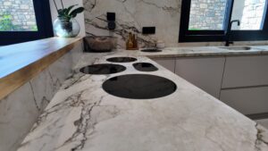 Instalaciones domóticas en andorra. Pirinhouse.com T.+376367246 ¿Vives en Andorra y quieres llevar tu vivienda al siguiente nivel de confort, comodidad y seguridad? La domótica es la solución perfecta para apartamentos y chalets que buscan eficiencia, ahorro y tecnología adaptada a la vida moderna. Instalar sistemas domóticos en tu hogar no solo mejora la calidad de vida, sino que también incrementa el valor de tu vivienda y te permite gestionar todos los aspectos de tu casa desde tu móvil o tablet. Ventajas de instalar domótica en tu apartamento o chalet en Andorra. Telèfon: +376 367 246 Ahorro energético real: Controla la calefacción, iluminación y electrodomésticos para optimizar consumos y reducir costes. Seguridad avanzada: Sistemas de alarmas inteligentes, cámaras de videovigilancia, sensores de movimiento y acceso remoto para máxima tranquilidad, estés donde estés. Comodidad total: Automatiza luces, persianas, climatización o riego del jardín según tus rutinas y preferencias. Gestión a distancia: Controla todas las funciones del hogar desde tu teléfono inteligente, incluso si te encuentras fuera de Andorra o en otro país. Valor añadido: Tu propiedad se revaloriza con una instalación domótica profesional, atractiva tanto para alquiler turístico como para venta futura. Servicios adaptados a cada cliente, podemos mostrarles chalet muestra con todos los avances en DOMÓTICA. Telèfon: +376 367 246 Ofrecemos asesoría y proyectos 100 % personalizados, adaptados a las necesidades y estilo de vida de cada cliente en Andorra. Desde domótica básica para controlar la iluminación o la climatización hasta proyectos integrales para viviendas de lujo, gestionamos todo el proceso: estudio previo, proyecto, instalación, puesta en marcha y soporte postventa. ¿Por qué contratar a profesionales especialistas en domótica en Andorra? Telèfon: +376 367 246 Amplia experiencia en instalaciones domóticas para climas de alta montaña y tipologías de viviendas propias del Principado. Equipos certificados y con marcas líderes en el sector. Soporte local cercano y mantenimiento adaptado a clientes extranjeros. Contacta y descubre una nueva forma de vivir en Andorra. Telèfon: +376 367 246 Solicita ya tu estudio gratuito y sin compromiso. Descubre las posibilidades de convertir tu apartamento o chalet en una vivienda inteligente, eficiente y cómoda. Llama hoy o rellena nuestro formulario, y empieza a disfrutar de todas las ventajas de la domótica en Andorra. Vive tu hogar con tecnología, seguridad y confort prémium.