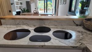 Instalaciones domóticas en andorra. Pirinhouse.com T.+376367246 ¿Vives en Andorra y quieres llevar tu vivienda al siguiente nivel de confort, comodidad y seguridad? La domótica es la solución perfecta para apartamentos y chalets que buscan eficiencia, ahorro y tecnología adaptada a la vida moderna. Instalar sistemas domóticos en tu hogar no solo mejora la calidad de vida, sino que también incrementa el valor de tu vivienda y te permite gestionar todos los aspectos de tu casa desde tu móvil o tablet. Ventajas de instalar domótica en tu apartamento o chalet en Andorra. Telèfon: +376 367 246 Ahorro energético real: Controla la calefacción, iluminación y electrodomésticos para optimizar consumos y reducir costes. Seguridad avanzada: Sistemas de alarmas inteligentes, cámaras de videovigilancia, sensores de movimiento y acceso remoto para máxima tranquilidad, estés donde estés. Comodidad total: Automatiza luces, persianas, climatización o riego del jardín según tus rutinas y preferencias. Gestión a distancia: Controla todas las funciones del hogar desde tu teléfono inteligente, incluso si te encuentras fuera de Andorra o en otro país. Valor añadido: Tu propiedad se revaloriza con una instalación domótica profesional, atractiva tanto para alquiler turístico como para venta futura. Servicios adaptados a cada cliente, podemos mostrarles chalet muestra con todos los avances en DOMÓTICA. Telèfon: +376 367 246 Ofrecemos asesoría y proyectos 100 % personalizados, adaptados a las necesidades y estilo de vida de cada cliente en Andorra. Desde domótica básica para controlar la iluminación o la climatización hasta proyectos integrales para viviendas de lujo, gestionamos todo el proceso: estudio previo, proyecto, instalación, puesta en marcha y soporte postventa. ¿Por qué contratar a profesionales especialistas en domótica en Andorra? Telèfon: +376 367 246 Amplia experiencia en instalaciones domóticas para climas de alta montaña y tipologías de viviendas propias del Principado. Equipos certificados y con marcas líderes en el sector. Soporte local cercano y mantenimiento adaptado a clientes extranjeros. Contacta y descubre una nueva forma de vivir en Andorra. Telèfon: +376 367 246 Solicita ya tu estudio gratuito y sin compromiso. Descubre las posibilidades de convertir tu apartamento o chalet en una vivienda inteligente, eficiente y cómoda. Llama hoy o rellena nuestro formulario, y empieza a disfrutar de todas las ventajas de la domótica en Andorra. Vive tu hogar con tecnología, seguridad y confort prémium.