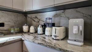 Instalaciones domóticas en andorra. Pirinhouse.com T.+376367246 ¿Vives en Andorra y quieres llevar tu vivienda al siguiente nivel de confort, comodidad y seguridad? La domótica es la solución perfecta para apartamentos y chalets que buscan eficiencia, ahorro y tecnología adaptada a la vida moderna. Instalar sistemas domóticos en tu hogar no solo mejora la calidad de vida, sino que también incrementa el valor de tu vivienda y te permite gestionar todos los aspectos de tu casa desde tu móvil o tablet. Ventajas de instalar domótica en tu apartamento o chalet en Andorra. Telèfon: +376 367 246 Ahorro energético real: Controla la calefacción, iluminación y electrodomésticos para optimizar consumos y reducir costes. Seguridad avanzada: Sistemas de alarmas inteligentes, cámaras de videovigilancia, sensores de movimiento y acceso remoto para máxima tranquilidad, estés donde estés. Comodidad total: Automatiza luces, persianas, climatización o riego del jardín según tus rutinas y preferencias. Gestión a distancia: Controla todas las funciones del hogar desde tu teléfono inteligente, incluso si te encuentras fuera de Andorra o en otro país. Valor añadido: Tu propiedad se revaloriza con una instalación domótica profesional, atractiva tanto para alquiler turístico como para venta futura. Servicios adaptados a cada cliente, podemos mostrarles chalet muestra con todos los avances en DOMÓTICA. Telèfon: +376 367 246 Ofrecemos asesoría y proyectos 100 % personalizados, adaptados a las necesidades y estilo de vida de cada cliente en Andorra. Desde domótica básica para controlar la iluminación o la climatización hasta proyectos integrales para viviendas de lujo, gestionamos todo el proceso: estudio previo, proyecto, instalación, puesta en marcha y soporte postventa. ¿Por qué contratar a profesionales especialistas en domótica en Andorra? Telèfon: +376 367 246 Amplia experiencia en instalaciones domóticas para climas de alta montaña y tipologías de viviendas propias del Principado. Equipos certificados y con marcas líderes en el sector. Soporte local cercano y mantenimiento adaptado a clientes extranjeros. Contacta y descubre una nueva forma de vivir en Andorra. Telèfon: +376 367 246 Solicita ya tu estudio gratuito y sin compromiso. Descubre las posibilidades de convertir tu apartamento o chalet en una vivienda inteligente, eficiente y cómoda. Llama hoy o rellena nuestro formulario, y empieza a disfrutar de todas las ventajas de la domótica en Andorra. Vive tu hogar con tecnología, seguridad y confort prémium.