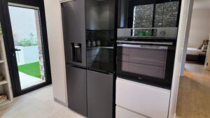 Instalaciones domóticas en andorra. Pirinhouse.com T.+376367246 ¿Vives en Andorra y quieres llevar tu vivienda al siguiente nivel de confort, comodidad y seguridad? La domótica es la solución perfecta para apartamentos y chalets que buscan eficiencia, ahorro y tecnología adaptada a la vida moderna. Instalar sistemas domóticos en tu hogar no solo mejora la calidad de vida, sino que también incrementa el valor de tu vivienda y te permite gestionar todos los aspectos de tu casa desde tu móvil o tablet. Ventajas de instalar domótica en tu apartamento o chalet en Andorra. Telèfon: +376 367 246 Ahorro energético real: Controla la calefacción, iluminación y electrodomésticos para optimizar consumos y reducir costes. Seguridad avanzada: Sistemas de alarmas inteligentes, cámaras de videovigilancia, sensores de movimiento y acceso remoto para máxima tranquilidad, estés donde estés. Comodidad total: Automatiza luces, persianas, climatización o riego del jardín según tus rutinas y preferencias. Gestión a distancia: Controla todas las funciones del hogar desde tu teléfono inteligente, incluso si te encuentras fuera de Andorra o en otro país. Valor añadido: Tu propiedad se revaloriza con una instalación domótica profesional, atractiva tanto para alquiler turístico como para venta futura. Servicios adaptados a cada cliente, podemos mostrarles chalet muestra con todos los avances en DOMÓTICA. Telèfon: +376 367 246 Ofrecemos asesoría y proyectos 100 % personalizados, adaptados a las necesidades y estilo de vida de cada cliente en Andorra. Desde domótica básica para controlar la iluminación o la climatización hasta proyectos integrales para viviendas de lujo, gestionamos todo el proceso: estudio previo, proyecto, instalación, puesta en marcha y soporte postventa. ¿Por qué contratar a profesionales especialistas en domótica en Andorra? Telèfon: +376 367 246 Amplia experiencia en instalaciones domóticas para climas de alta montaña y tipologías de viviendas propias del Principado. Equipos certificados y con marcas líderes en el sector. Soporte local cercano y mantenimiento adaptado a clientes extranjeros. Contacta y descubre una nueva forma de vivir en Andorra. Telèfon: +376 367 246 Solicita ya tu estudio gratuito y sin compromiso. Descubre las posibilidades de convertir tu apartamento o chalet en una vivienda inteligente, eficiente y cómoda. Llama hoy o rellena nuestro formulario, y empieza a disfrutar de todas las ventajas de la domótica en Andorra. Vive tu hogar con tecnología, seguridad y confort prémium.