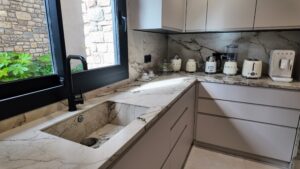 Instalaciones domóticas en andorra. Pirinhouse.com T.+376367246 ¿Vives en Andorra y quieres llevar tu vivienda al siguiente nivel de confort, comodidad y seguridad? La domótica es la solución perfecta para apartamentos y chalets que buscan eficiencia, ahorro y tecnología adaptada a la vida moderna. Instalar sistemas domóticos en tu hogar no solo mejora la calidad de vida, sino que también incrementa el valor de tu vivienda y te permite gestionar todos los aspectos de tu casa desde tu móvil o tablet. Ventajas de instalar domótica en tu apartamento o chalet en Andorra. Telèfon: +376 367 246 Ahorro energético real: Controla la calefacción, iluminación y electrodomésticos para optimizar consumos y reducir costes. Seguridad avanzada: Sistemas de alarmas inteligentes, cámaras de videovigilancia, sensores de movimiento y acceso remoto para máxima tranquilidad, estés donde estés. Comodidad total: Automatiza luces, persianas, climatización o riego del jardín según tus rutinas y preferencias. Gestión a distancia: Controla todas las funciones del hogar desde tu teléfono inteligente, incluso si te encuentras fuera de Andorra o en otro país. Valor añadido: Tu propiedad se revaloriza con una instalación domótica profesional, atractiva tanto para alquiler turístico como para venta futura. Servicios adaptados a cada cliente, podemos mostrarles chalet muestra con todos los avances en DOMÓTICA. Telèfon: +376 367 246 Ofrecemos asesoría y proyectos 100 % personalizados, adaptados a las necesidades y estilo de vida de cada cliente en Andorra. Desde domótica básica para controlar la iluminación o la climatización hasta proyectos integrales para viviendas de lujo, gestionamos todo el proceso: estudio previo, proyecto, instalación, puesta en marcha y soporte postventa. ¿Por qué contratar a profesionales especialistas en domótica en Andorra? Telèfon: +376 367 246 Amplia experiencia en instalaciones domóticas para climas de alta montaña y tipologías de viviendas propias del Principado. Equipos certificados y con marcas líderes en el sector. Soporte local cercano y mantenimiento adaptado a clientes extranjeros. Contacta y descubre una nueva forma de vivir en Andorra. Telèfon: +376 367 246 Solicita ya tu estudio gratuito y sin compromiso. Descubre las posibilidades de convertir tu apartamento o chalet en una vivienda inteligente, eficiente y cómoda. Llama hoy o rellena nuestro formulario, y empieza a disfrutar de todas las ventajas de la domótica en Andorra. Vive tu hogar con tecnología, seguridad y confort prémium.