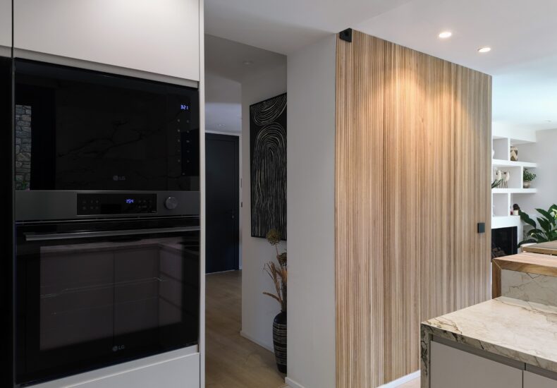 La aerotermia representa una de las soluciones energéticas más innovadoras y eficientes para la climatización de viviendas y edificios en Andorra, un país marcado por inviernos rigurosos y la necesidad de reducir el consumo energético. Este sistema aprovecha la energía contenida en el aire exterior, incluso a bajas temperaturas, para satisfacer las necesidades de calefacción, refrigeración y agua caliente sanitaria mediante bombas de calor aerotérmicas de alta eficiencia. ¿Por qué la aerotermia es ideal para Andorra? Andorra, debido a su localización en alta montaña y sus prolongados inviernos, requiere sistemas capaces de operar bajo condiciones climáticas extremas. Las tecnologías de aerotermia modernas pueden funcionar eficientemente hasta -20 °C, por lo que resultan especialmente adecuadas para el entorno andorrano. Además, estos equipos logran coeficientes de rendimiento (COP) superiores a 4, es decir, por cada kilovatio de energía eléctrica consumida, pueden generar hasta cuatro kilovatios de energía térmica, lo que supone un ahorro significativo en la factura energética respecto a soluciones tradicionales de gasóleo o gas. Ventajas de la aerotermia Reducción del consumo energético y emisiones de CO₂, contribuyendo a la sostenibilidad y al cumplimiento de la estrategia energética de Andorra. Ahorro económico a medio y largo plazo, con opciones de financiación y subvenciones disponibles para fomentar la implantación de sistemas renovables. Versatilidad: calefacción, refrigeración y agua caliente en un solo sistema, compatible con suelo radiante, radiadores de baja temperatura o fancoils. Bajos costes de mantenimiento y durabilidad superiores frente a sistemas convencionales. Perfecta integración con la transición energética que lidera Andorra, alineándose con iniciativas públicas como las redes de calor de FEDA Ecoterm, destinadas a reducir el uso de combustibles fósiles y fomentar energías renovables locales. Inversión y opciones de instalación El coste de la inversión depende del tamaño, aislamiento y necesidades energéticas del inmueble, oscilando habitualmente entre 7.000 € y 21.000 € para sistemas completos de calefacción y ACS, y pudiéndose amortizar en unos 5-7 años gracias al importante ahorro de energía anual. Empresas especializadas en Andorra ofrecen estudios personalizados, instalación profesional y mantenimiento integral para garantizar el funcionamiento eficiente y sostenible de los sistemas de aerotermia durante todo el año. Conclusión La aerotermia se posiciona como una apuesta segura y sostenible para afrontar los retos energéticos presentes y futuros en Andorra. Adopción de esta tecnología en hogares, chalets, apartamentos y edificios colectivos supone un paso firme hacia el ahorro, el confort y la protección del entorno natural andorrano.